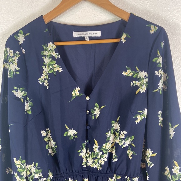 Cupcakes and Cashmere Bell Sleeve Floral Romper - Picture 5 of 10